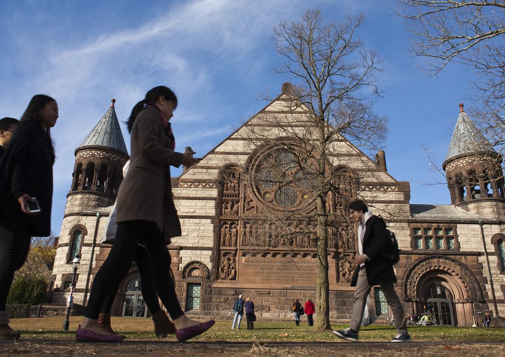 Foto: Un grupo de personas atraviesa el campus de la Universidad de Princeton, en Nueva Jersey (Reuters). 