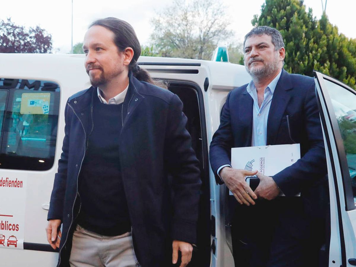 Foto: Pablo Iglesias y su jefe de gabinete, Pablo Gentili, a su llegada al debate electoral de Atresmedia. (EFE)