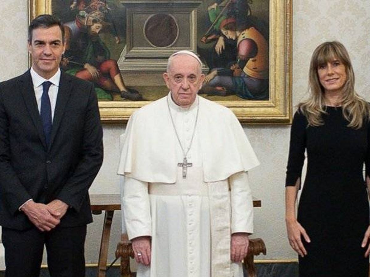 Foto:  El Papa recibe a Pedro Sánchez y Begoña Gómez en El Vaticano.