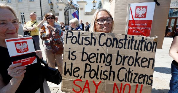 Foto: Protesta frente al Palacio Presidencial en Varsovia, el 24 de julio de 2017. (Reuters)