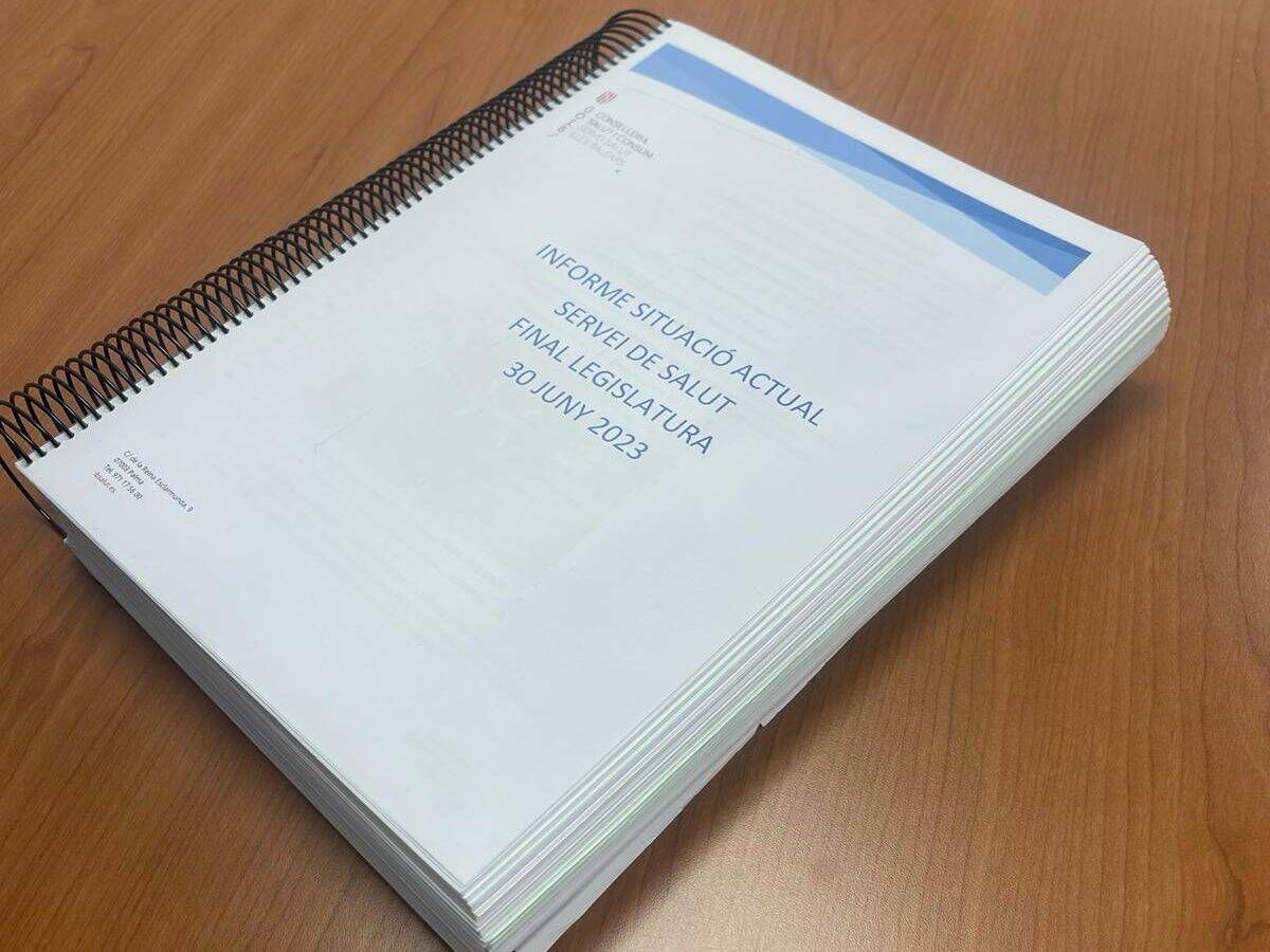 Foto: El libro del sistema sanitario balear que se entregó en el traspaso de poderes. (EC)