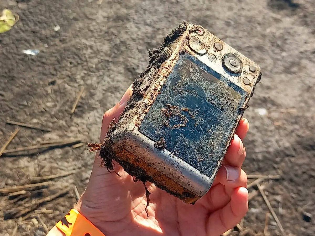Foto: Milagros encontró la cámara enterrada en el fango (Twitter/@Flacastaneda)