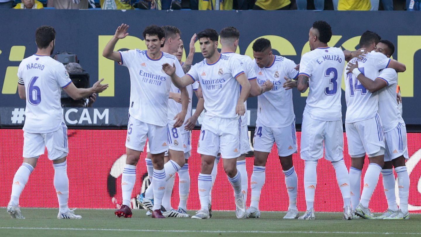 Los blancos celebran el primer gol. (EFE/Román Ríos)