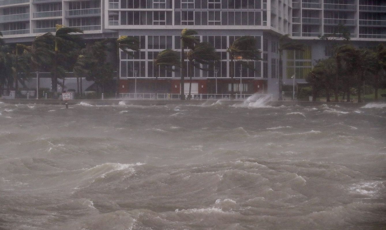 Aguas turbulentas donde el río Miami se encuentra con la Bahía de Biscayne, como consecuencia de Irma, en Miami. (EFE)