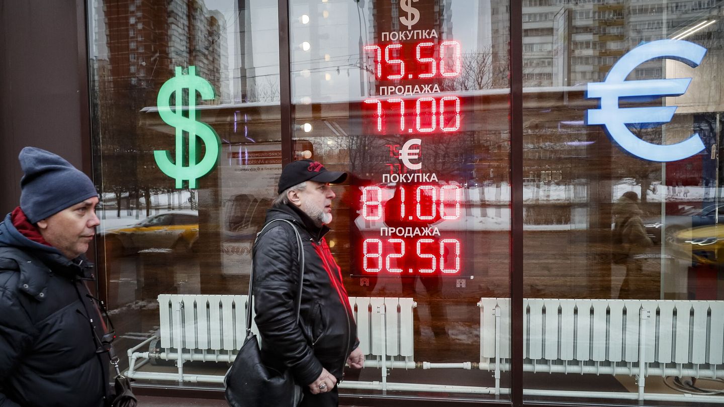 Moscow (Russian Federation), 16 02 2023.- Russian people walks in front of an exchange office with an electronic panel displaying currency exchange rates for US Dollar and Euro against Russian Ruble in Moscow, Russia, 16 February 2023. The Russian ruble continues to decline against other currencies and reached 74.76 rubles to one Dollar and 79.97 rubles to one Euro. (Rusia, Moscú) EFE EPA YURI KOCHETKOV 