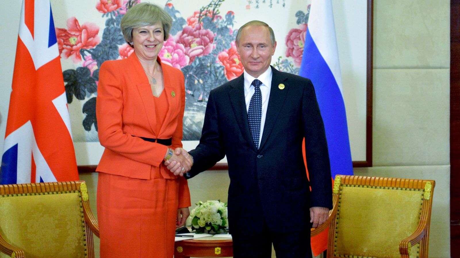 Foto: La primera ministra británica, Theresa May, junto a Vladimir Putin. (EFE)