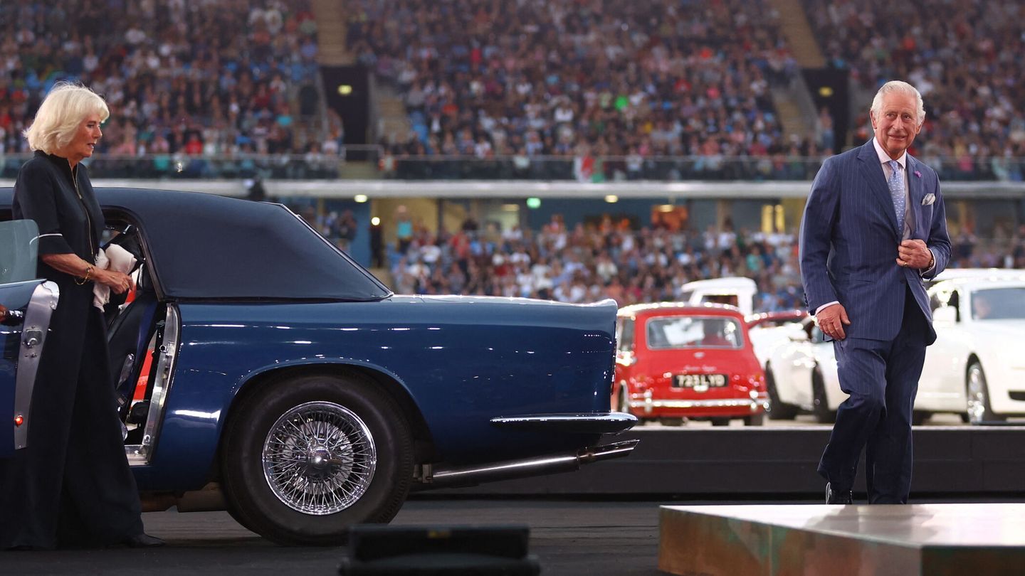 La espectacular entrada en el Aston Martin del príncipe de Gales y la duques de Cornualles. (Reuters/Hannah Mckay)