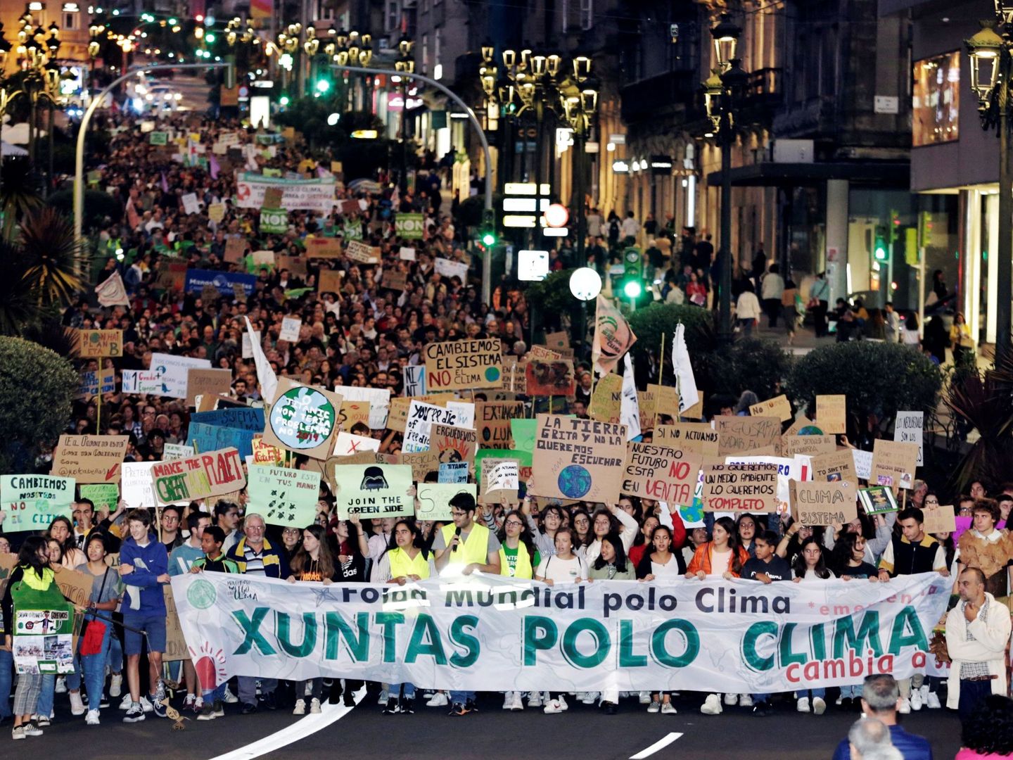 Manifestación climática en las calles de Vigo. (EFE/Salvador Sas)