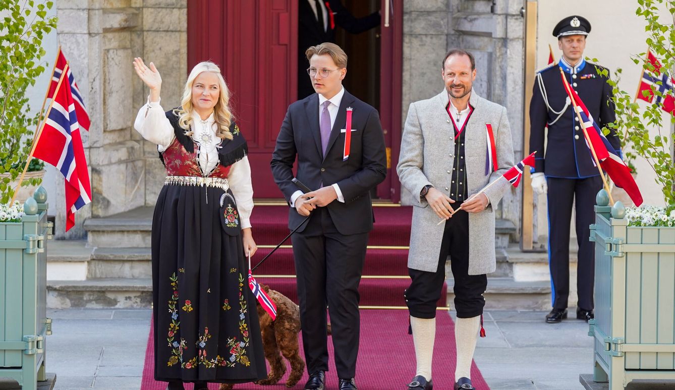 Mette-Marit, Haakon y su hijo Sverre Magnus. (Reuters)