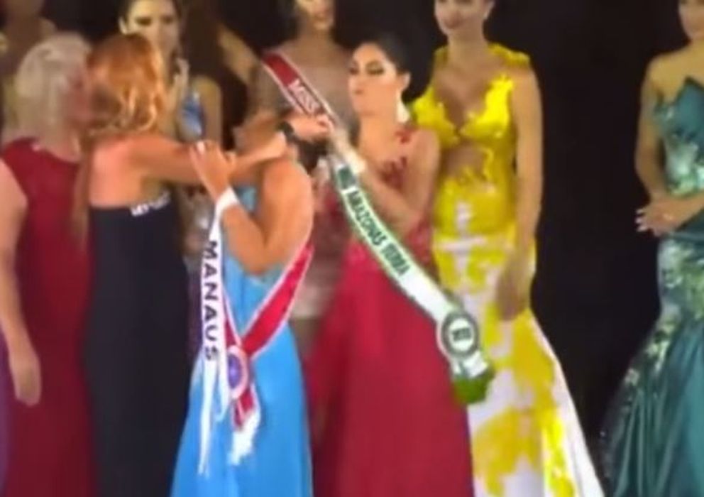 Foto: La finalista Sheislane Hayalla le arrancó la corona a la ganadora de Miss Amazonas 2015 en plena entrega de premios. (Youtube)