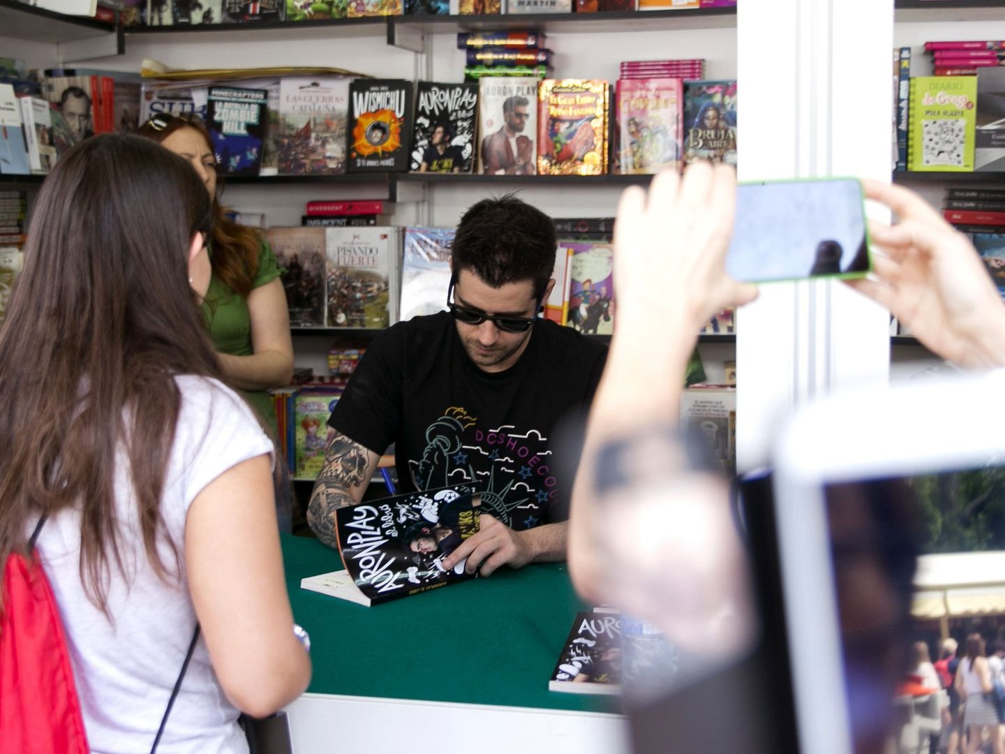 El youtuber AuronPlay firma ejemplares durante la Feria del Libro de Madrid en 2016 (EFE)