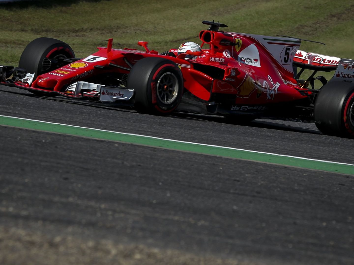 Vettel ha pasado en dos meses de liderar el Mundial a estar 59 puntos por detrás de Hamilton. (EFE)