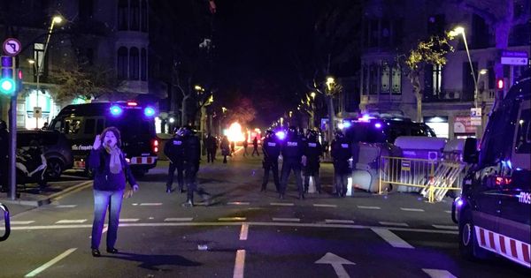Foto: Disturbios durante un acto de Vox en Barcelona. (Twitter)
