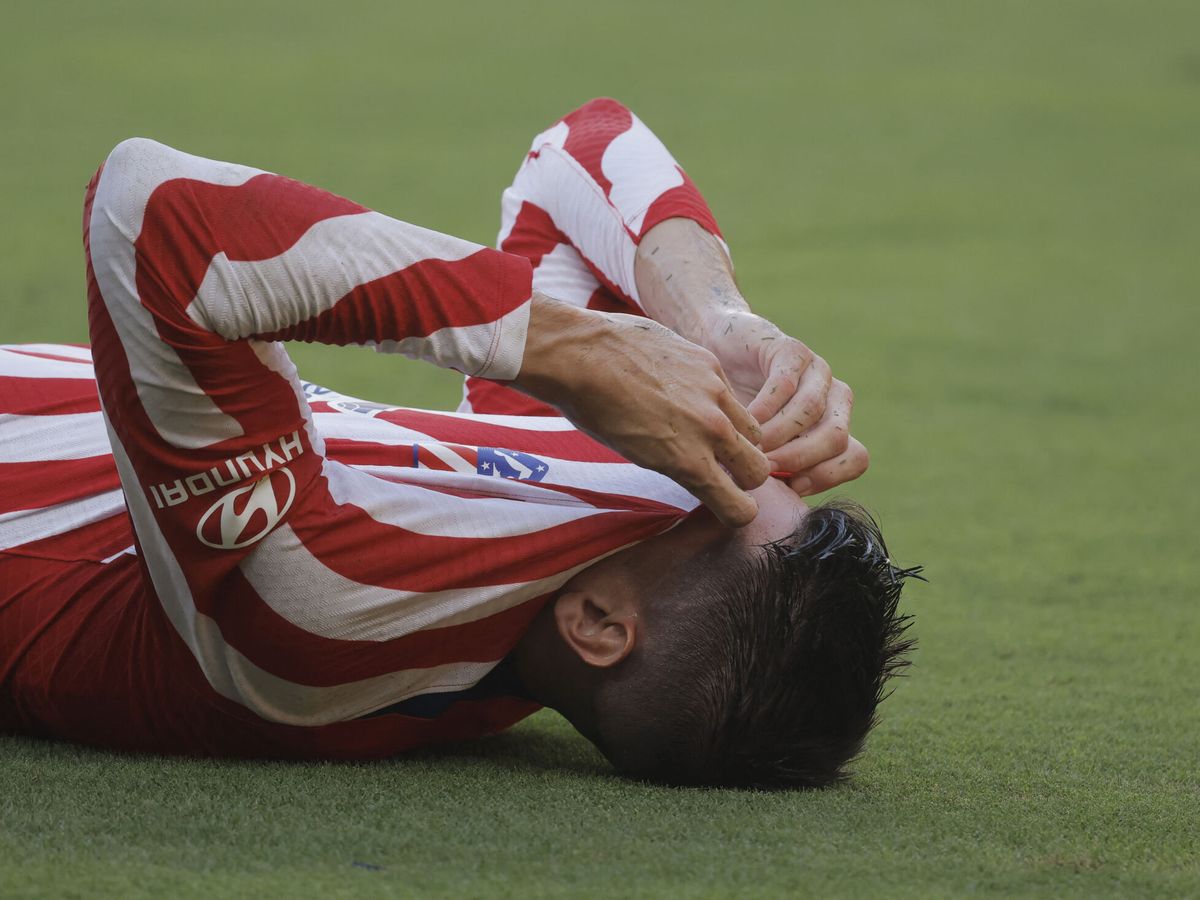 Foto: Morata se lamenta tras caer lesionado. (Reuters/Jon Nazca)