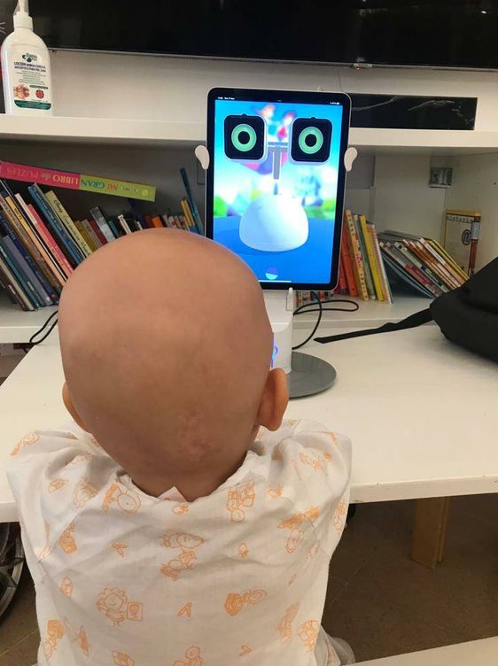 Un niño interactúa con el avatar digital de Haru en su dispositivo.