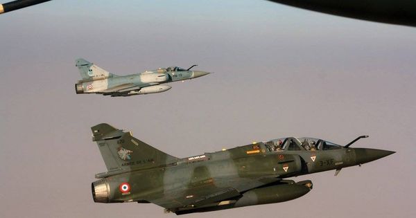 Foto: Una imagen del momento del abastecimiento de dos cazas Mirage por un Hércules de la fuerza aérea española, el pasado 21 de febrero. (Ministerio de Defensa de Francia)