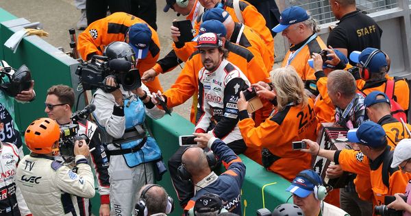 Foto: Fernando Alonso, tras su victoria en las 24 Horas de Le Mans (REUTERS)