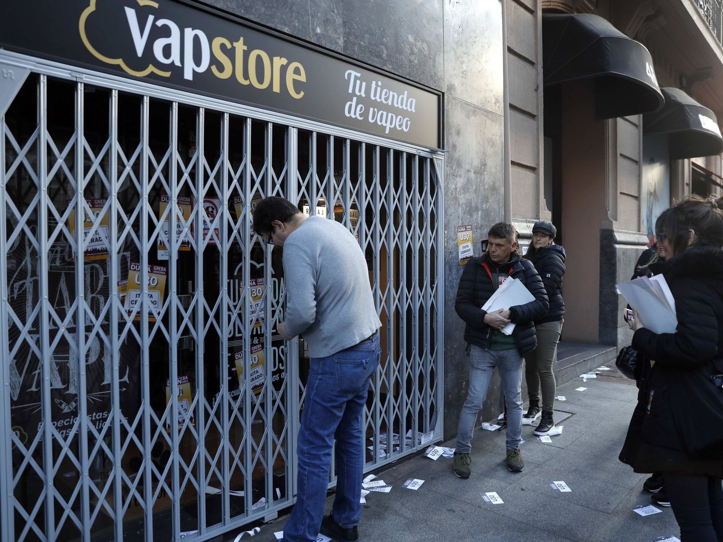 Un comerciante cierra su establecimiento en Bilbao ante la presencia de un piquete. (EFE)
