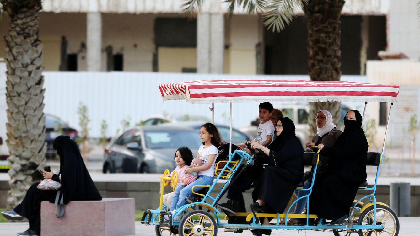 Foto: Las personas andan en bicicleta en King Fahd Library Garden, después del brote de coronavirus, en Riad (Reuters)
