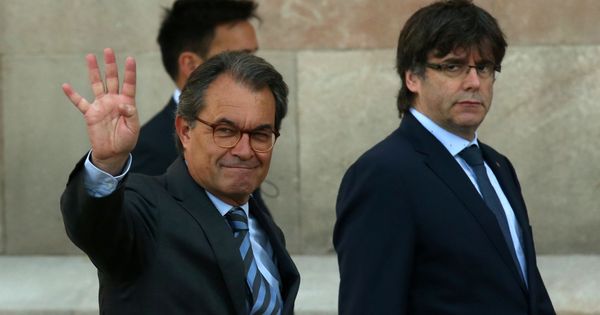 Foto: Artur Mas y Carles Puigdemont, tras la última declaración judicial de Carme Forcadell. (Reuters)