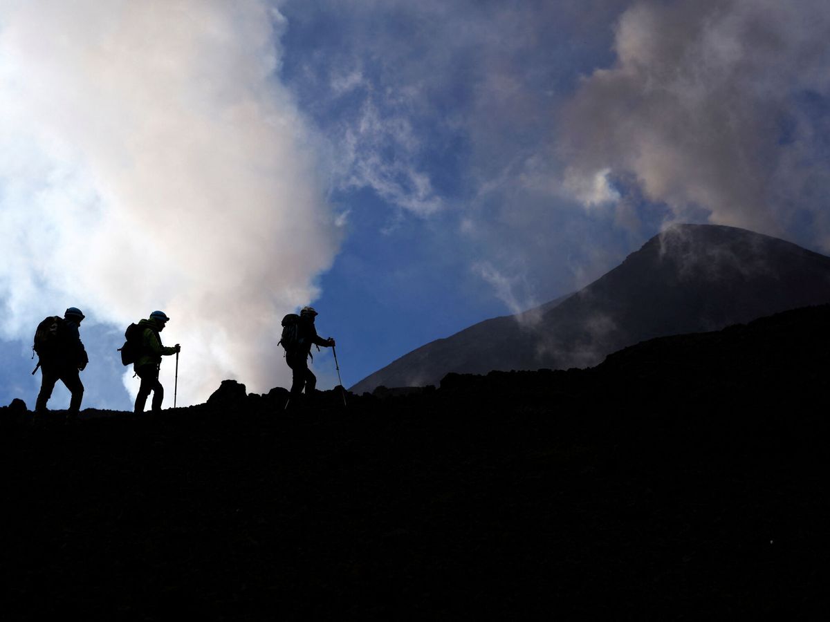 Foto: Turistas transitan cerca del cráter de un volcán (REUTERS/Antonio Parrinello)