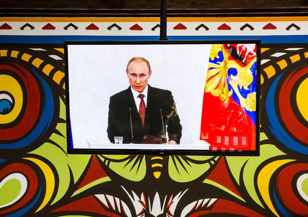Foto: Vladimir Putin, en una pantalla de televisión en un restaurante en Simferopol. (Reuters)