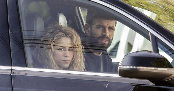 Foto: Shakira y Piqué, en el coche. (Gtres)