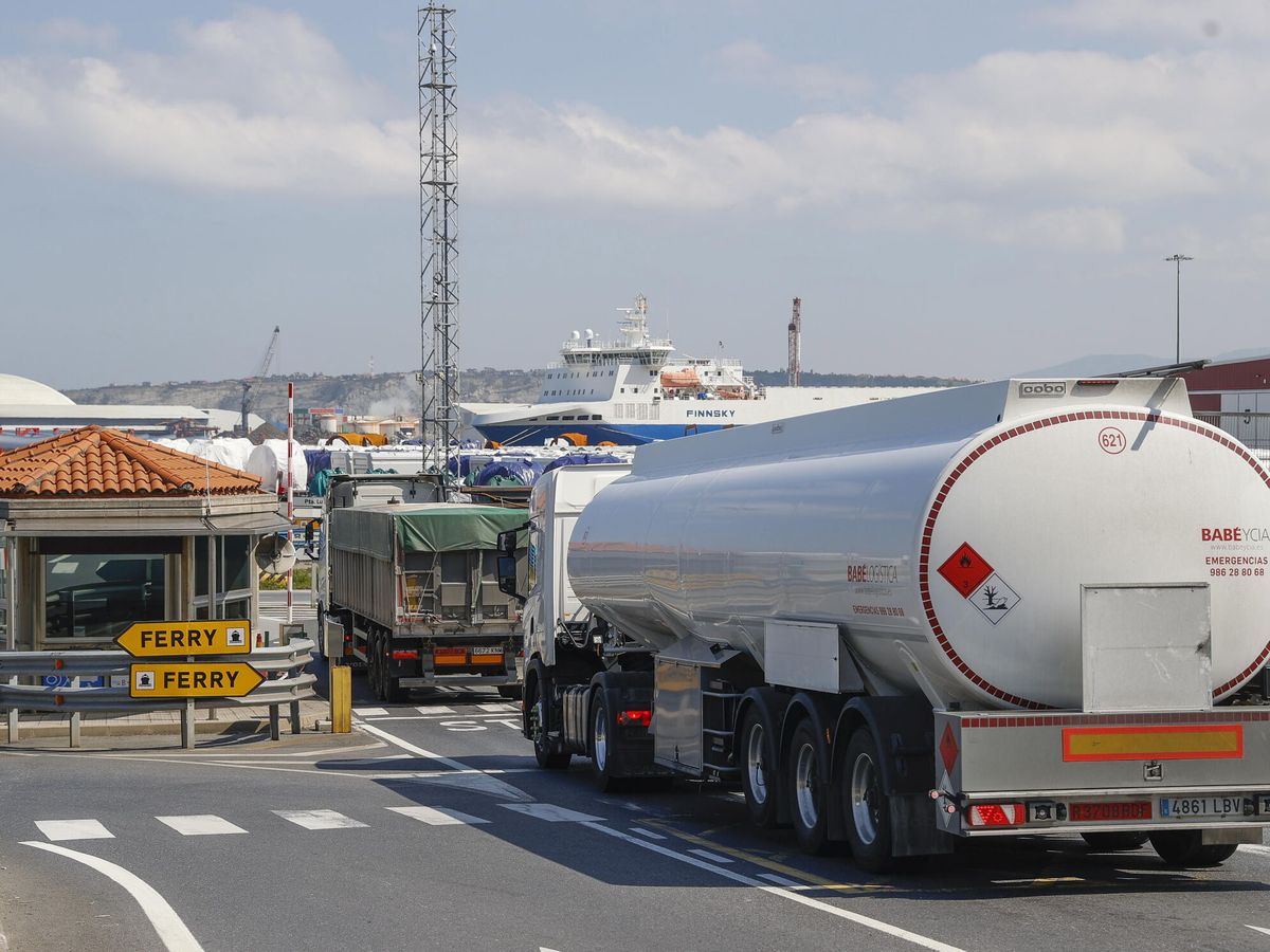 Foto: Camiones en el puerto de Bilbao. (EFE/Miguel Toña)