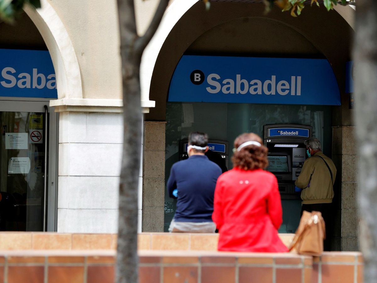 Foto: Oficina de Banco Sabadell, durante el desconfinamiento de 2020. (EFE/Manuel Bruque)