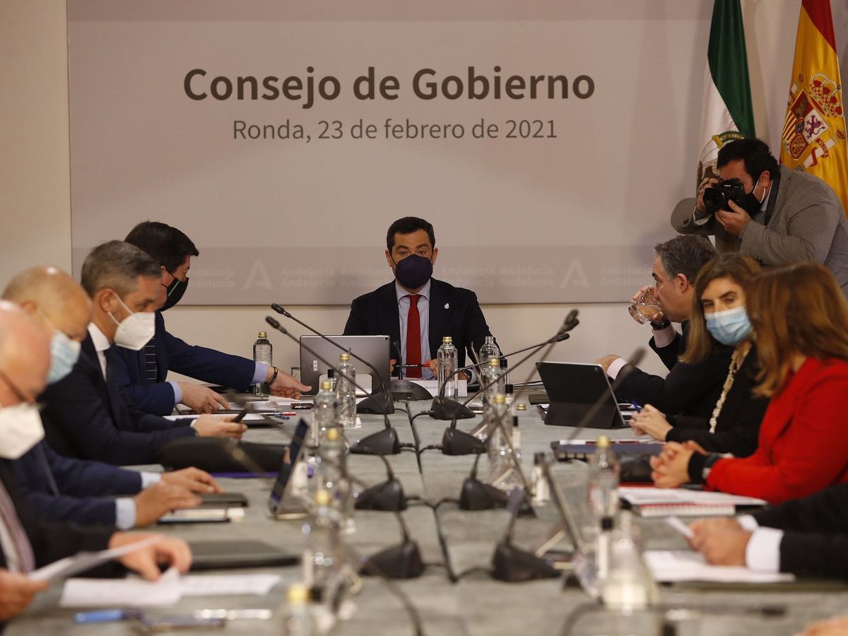 Foto:  El presidente de la Junta de Andalucía, Juanma Moreno (c), preside la reunión del Consejo de Gobierno que se celebra hoy en Ronda (Málaga). (EFE)