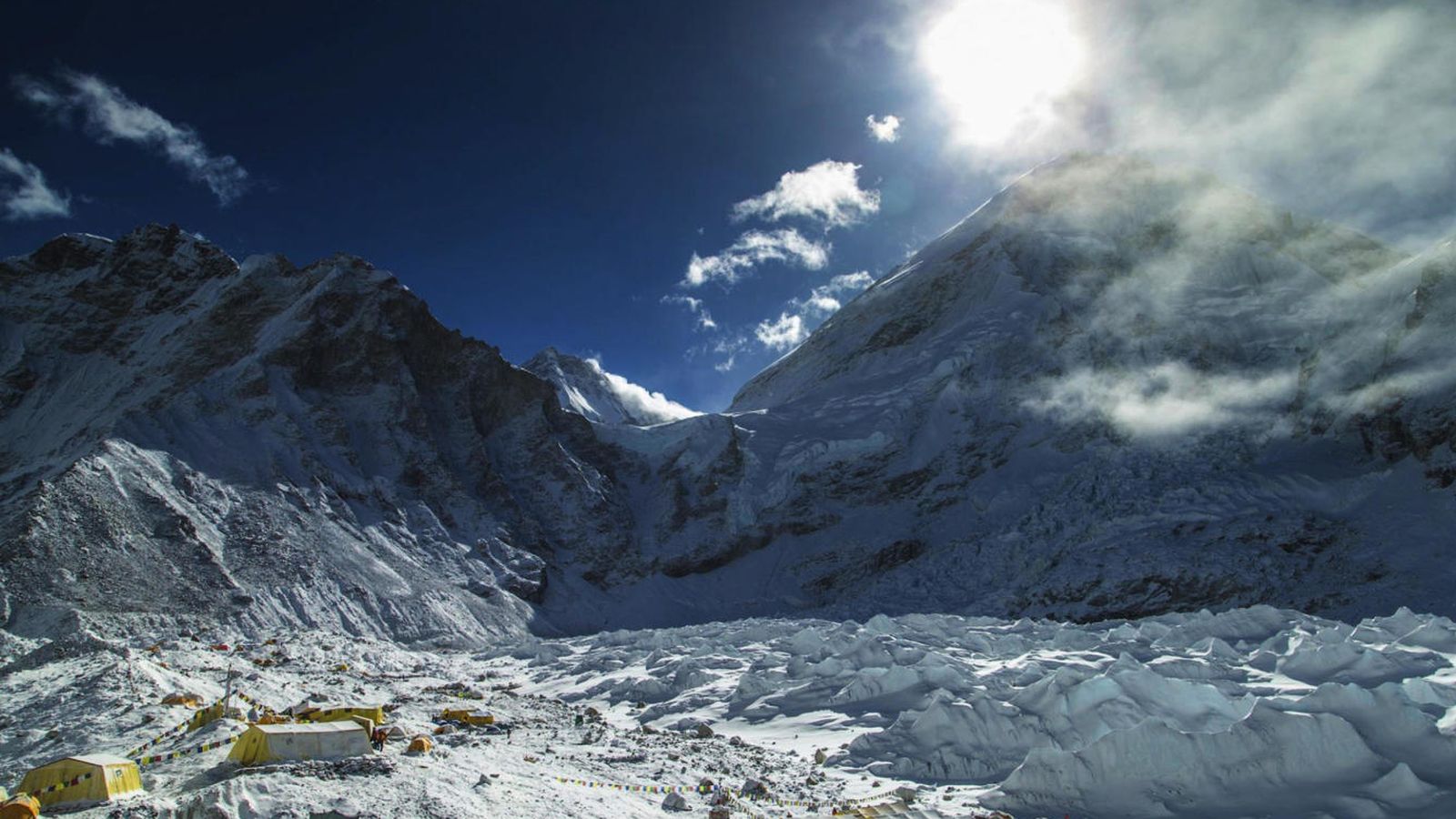 Foto: Imagen del campo base del Everest tras el terremoto. (Reuters)