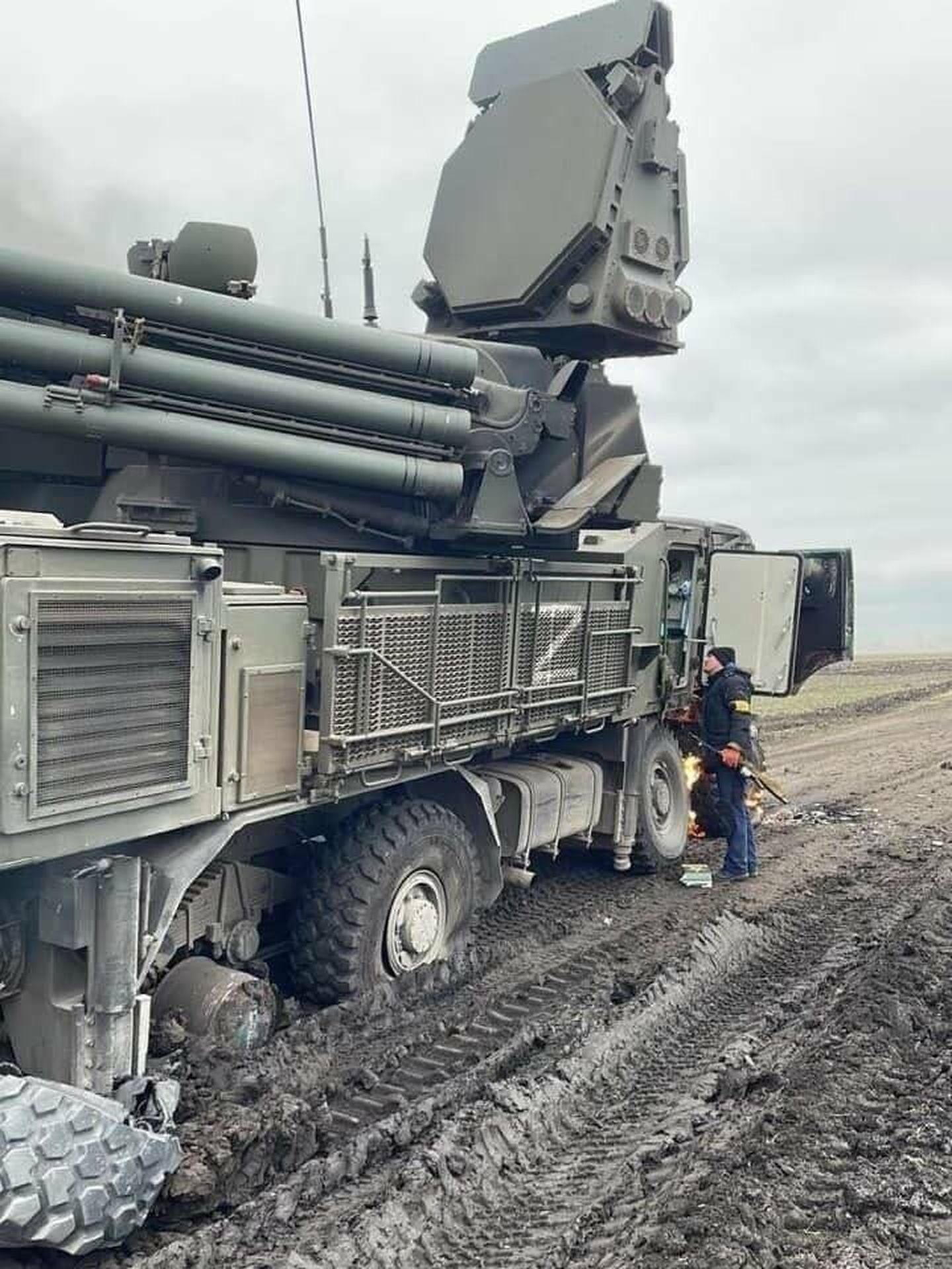 Unidades militares rusas varadas en el barro gracias a sus neumáticos de mala calidad.
