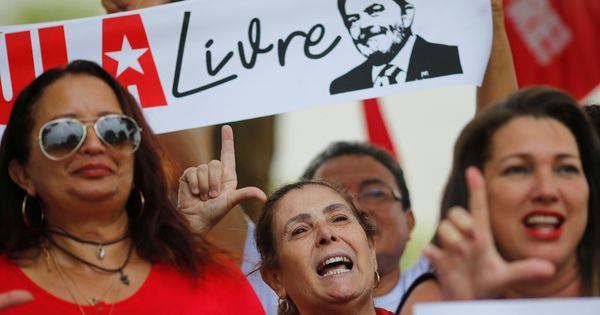 Foto: Manifestantes en favor de la libertad de Lula da Silva. (Reuters)