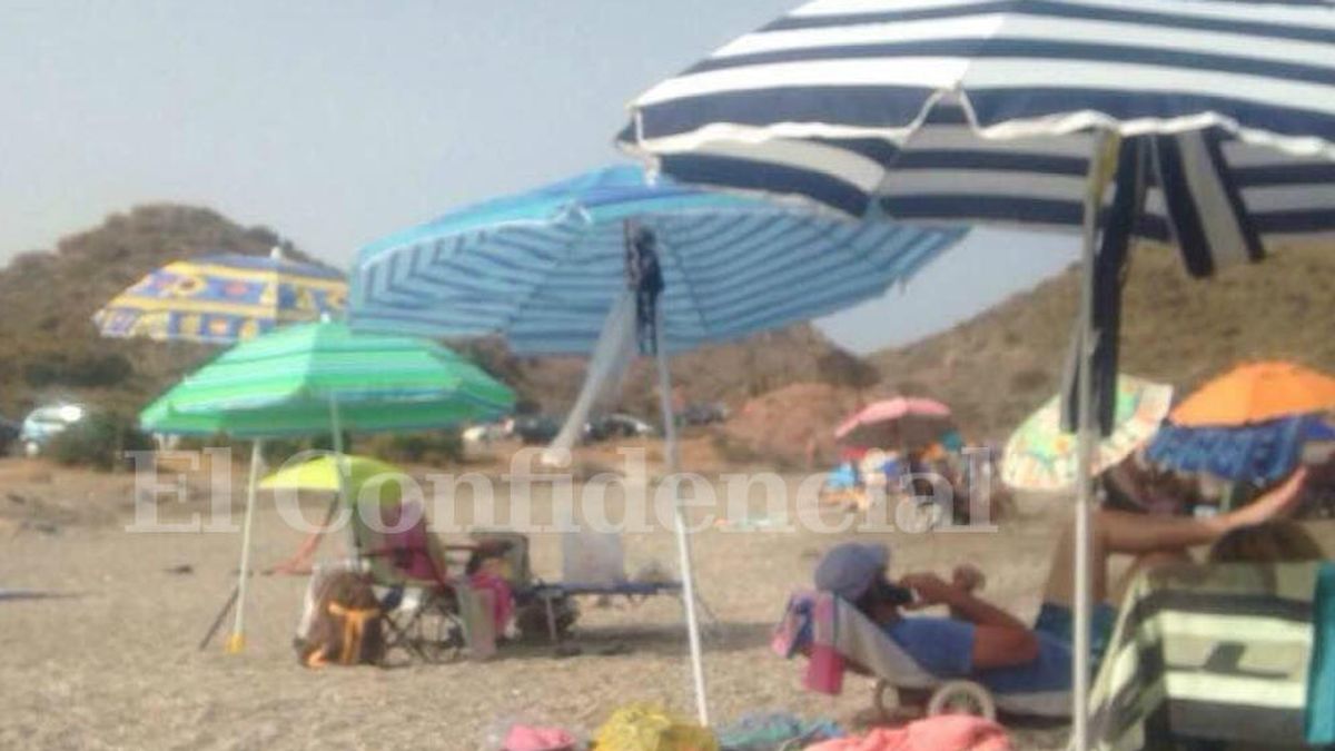 Pedro Sánchez gestiona la crisis de Carmona... desde la tumbona de la playa