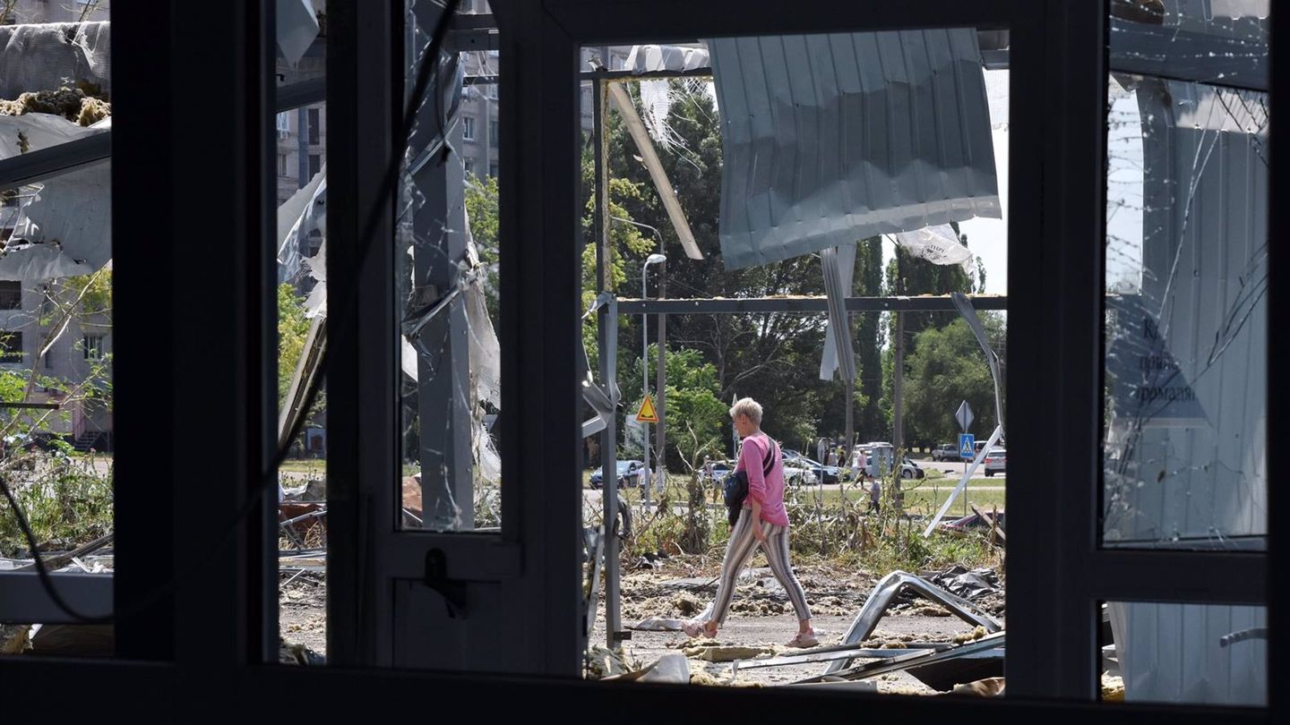 Una mujer pasa ante un edificio destruido por los ataques en Zaporiyia. (Europa Press/Andriy Andriyenko)