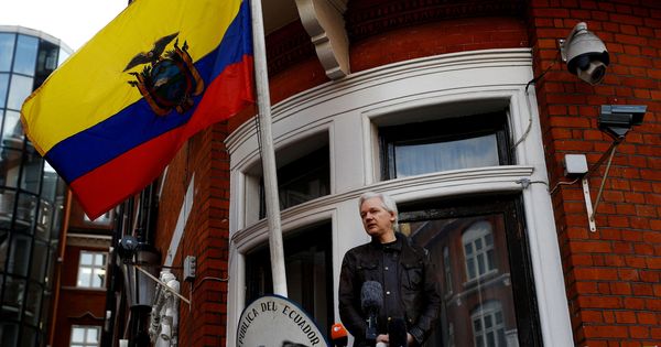 Foto: Julian Assange, en el balcón de la embajada de Ecuador en Londres (Reuters/Peter Nicholls)