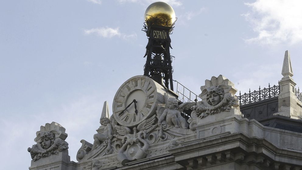 Reloj en la fachada de la sede del Banco de España. (EFE)