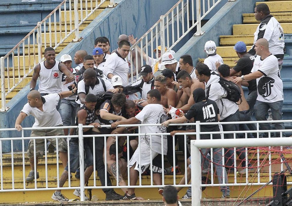 Foto: Aficionados de ambos equipos se pelearon en las gradas (Reuters).