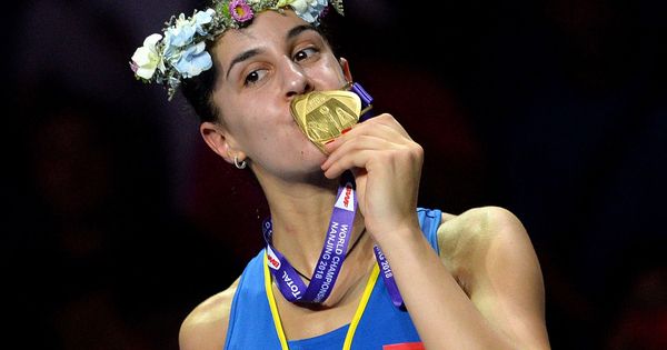 Foto: Carolina Marín besa su tercera medalla de oro de campeona del mundo de bádminton. (EFE)