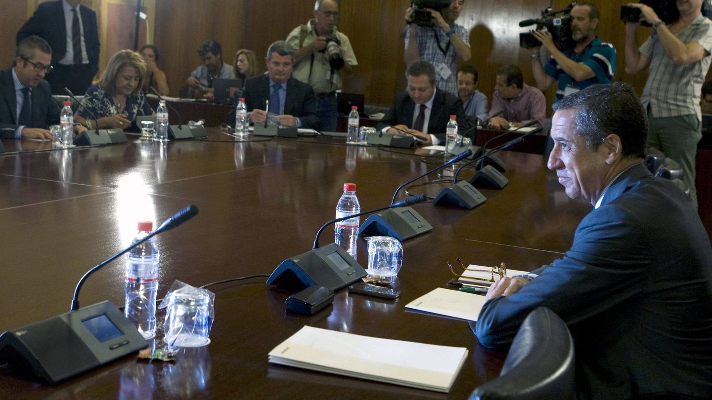 El exministro de Trabajo y Asuntos Sociales entre 2002 a 2004, Eduardo Zaplana en la comisión que investiga las irregularidades de los ERE en 2012. (EFE)