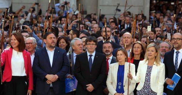Foto: El presidente de la Generalitat, Carle Puigdemont (c) junto al vicepresident del Govern Oriol Junqueras (2i), la presidenta del Parlament Carme Forcadell (3d). (EFE)