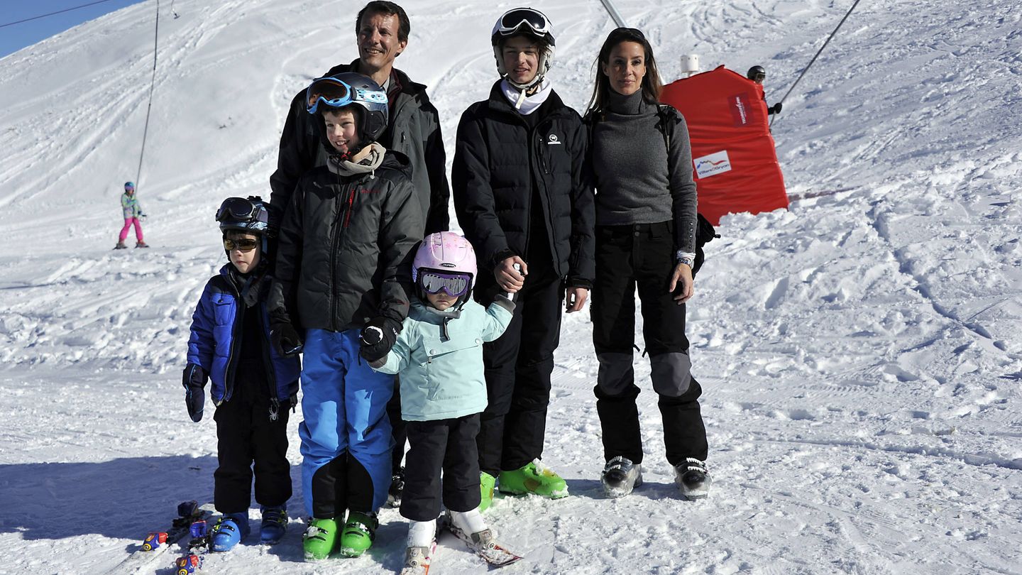 La familia disfrutando de un día de nieve en Suiza. (Getty)