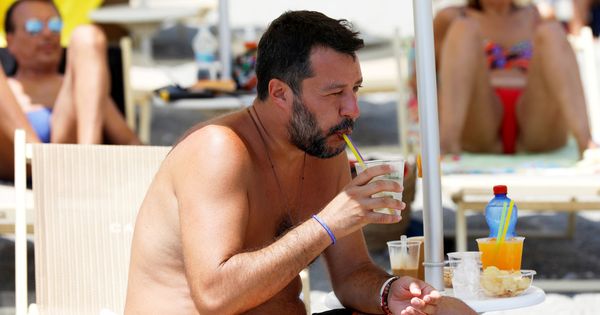 Foto: Matteo Salvini, en la playa. (Reuters)