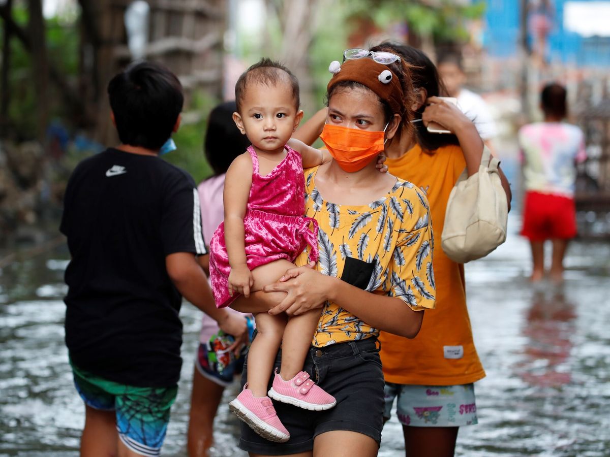 Foto: Una mujer y su hija tras el paso del tifón en Manila, Filipinas. (EFE/Francis R. Malasig)