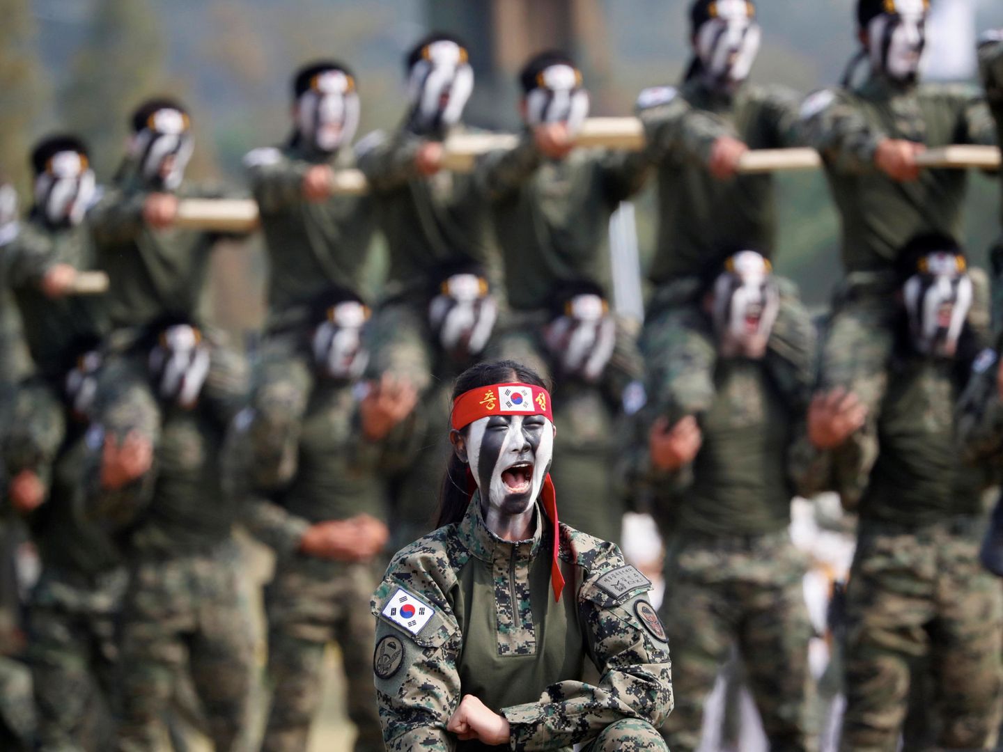 Miembros de las Fuerzas Especiales surcoreanas hacen una demostración de taekwondo en Pyeongtaek, el 25 de septiembre de 2017. (Reuters)