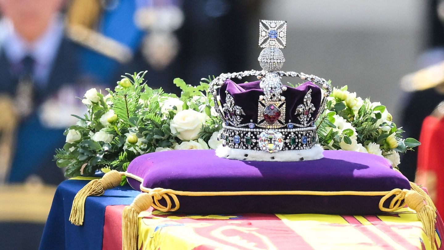 La corona imperial, sobre el féretro de Isabel II. (Reuters/Daniel Leal)