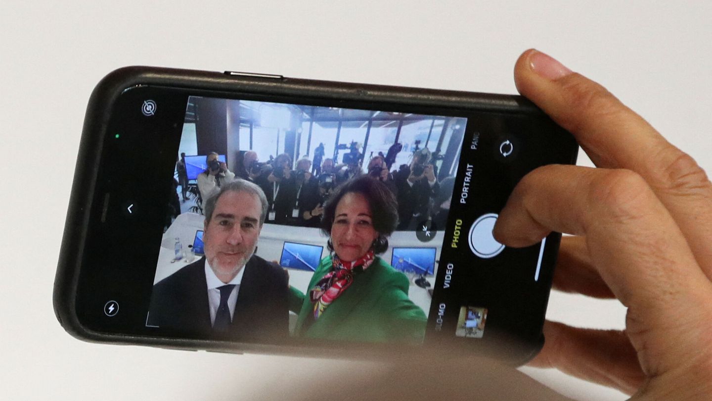 Grisi y Botín en un selfi tomado en la última presentación de resultados. (Reuters/Violeta Santos Moura)