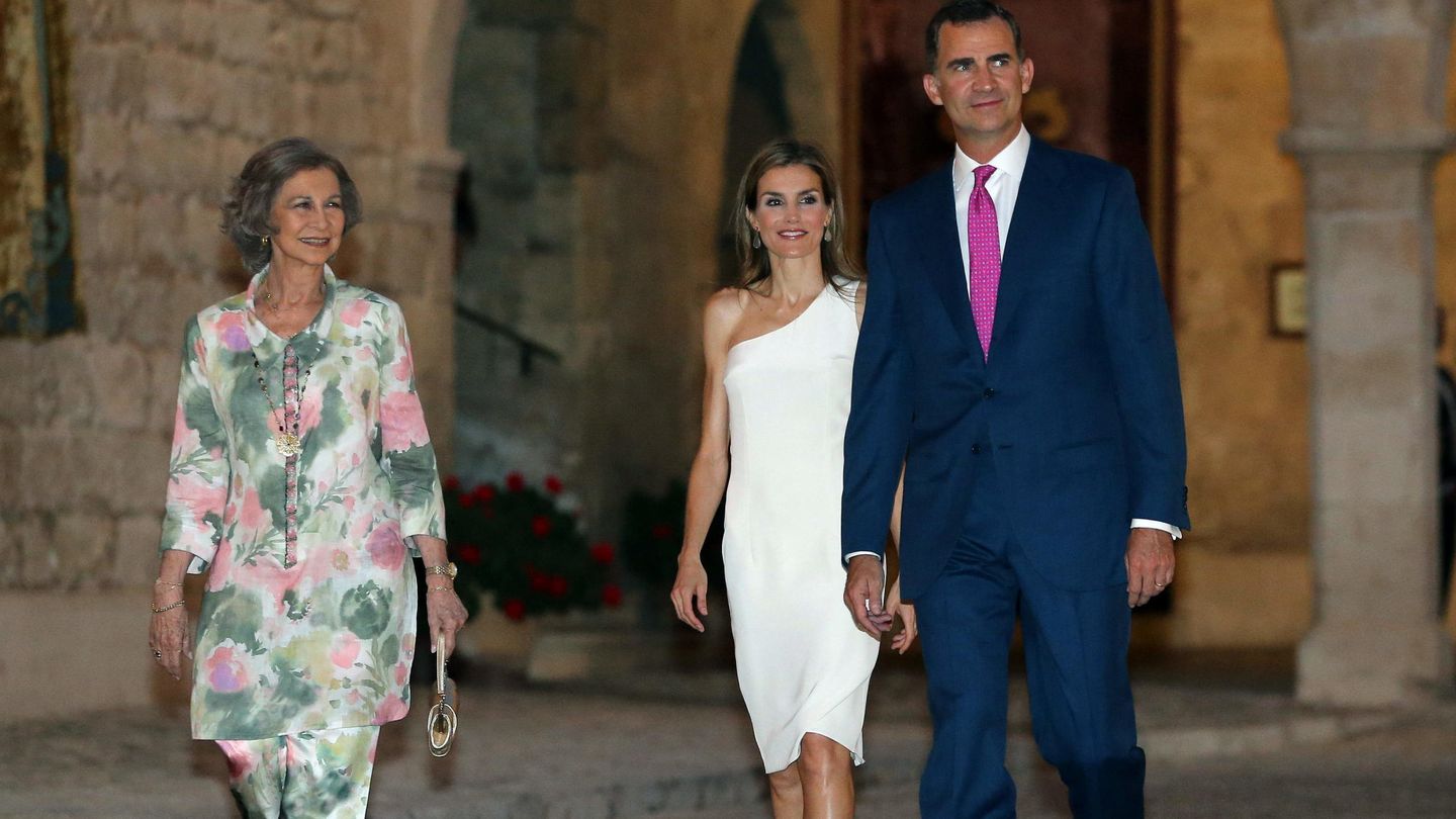 Los Reyes de España y la reina Sofía, en la Almudaina en 2014. (EFE)