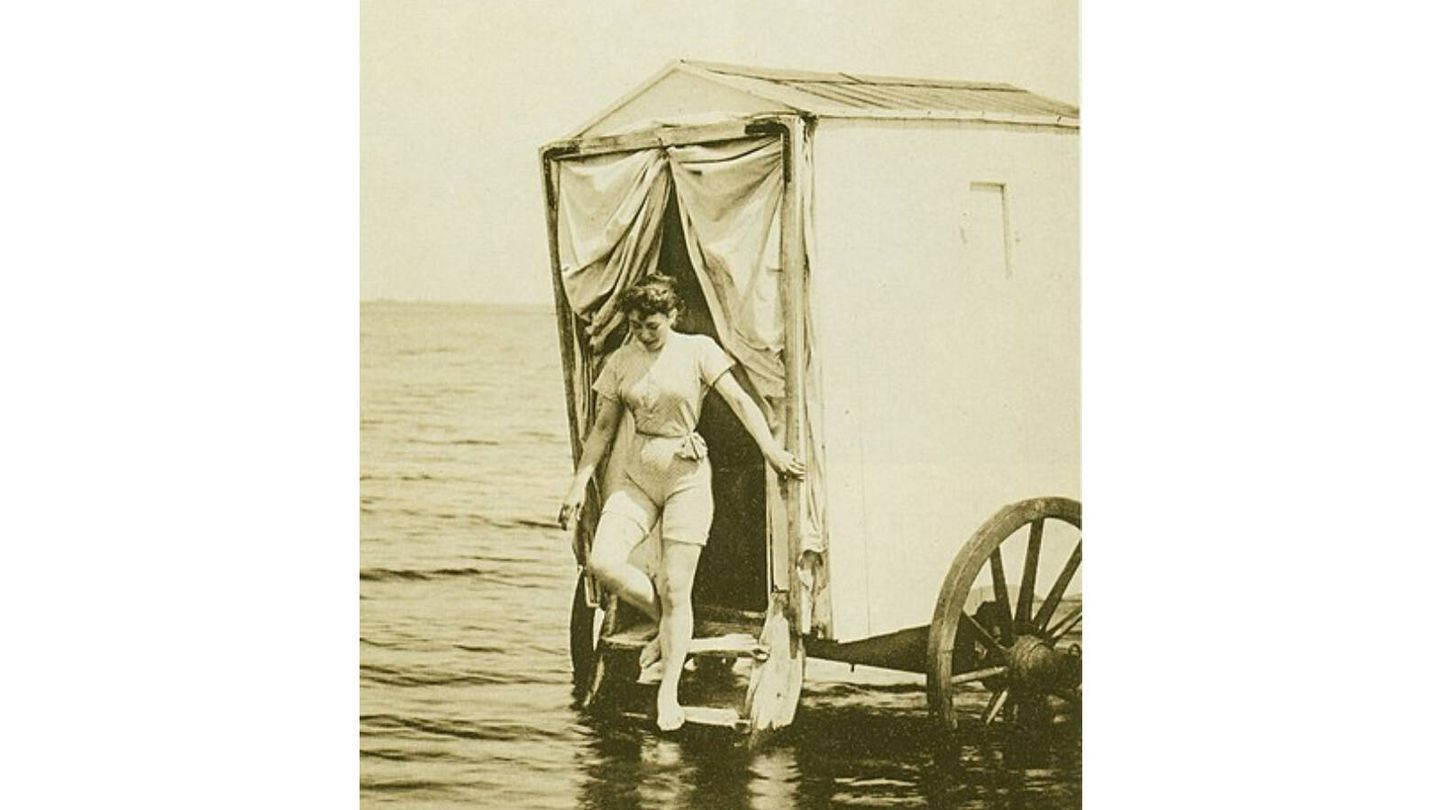Una mujer saliendo de su carro de baño en 1893 en Flensburgo (Alemania). (Wikipedia)