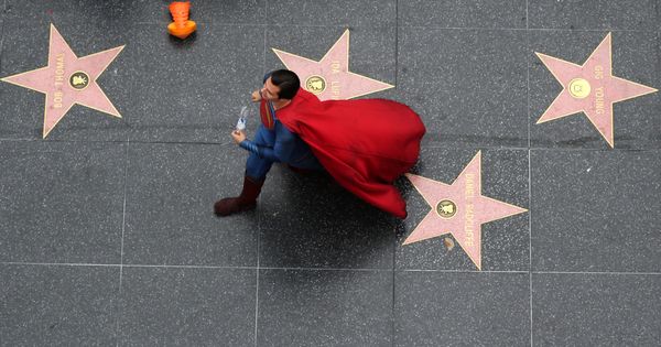 Foto: Un hombre disfrazado de superman en el paseo de la fama de Hollywood | REUTERS